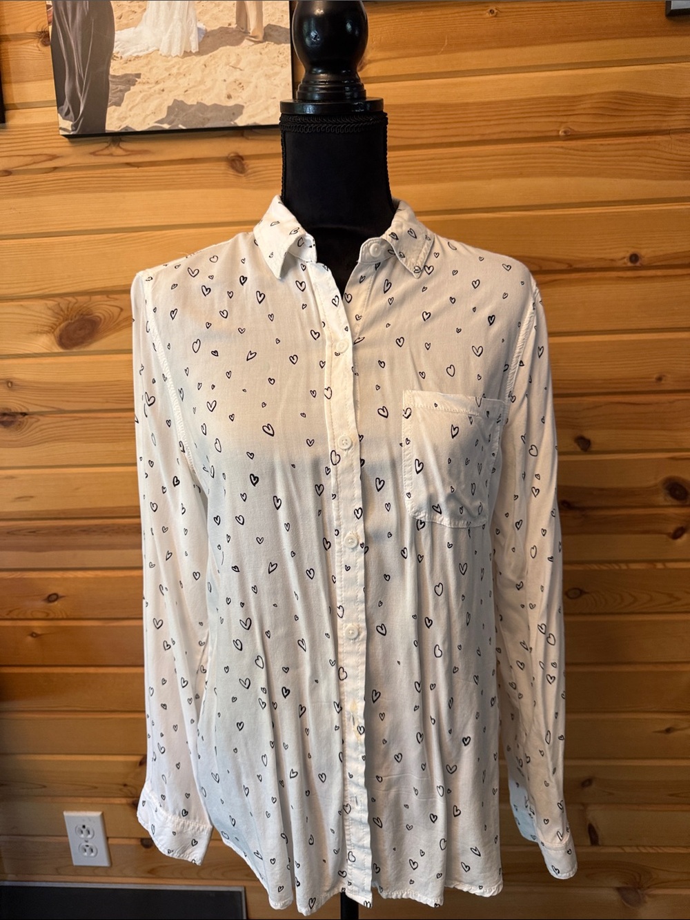 beachlunchlounge White Button-Down Shirt with Navy Heart Print